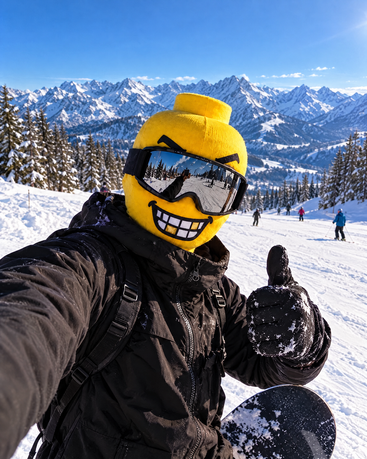 Snowboardzista w żółtej kominiarce ludzika na stoku